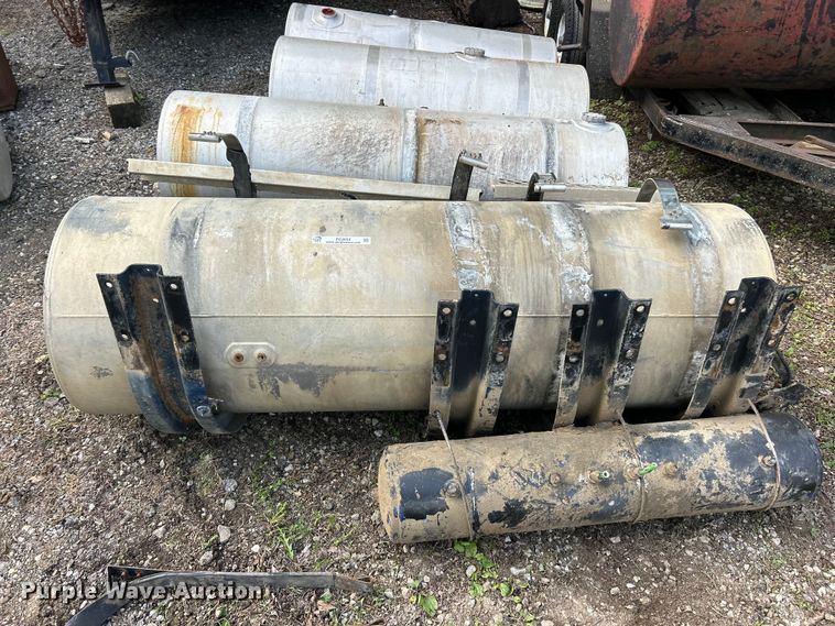 image for item FC2653 (4) Kenworth fuel tanks