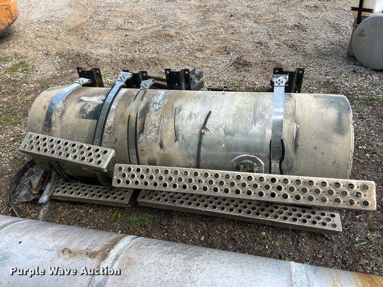 image for item FC2653 (4) Kenworth fuel tanks