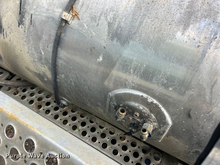 image for item FC2653 (4) Kenworth fuel tanks