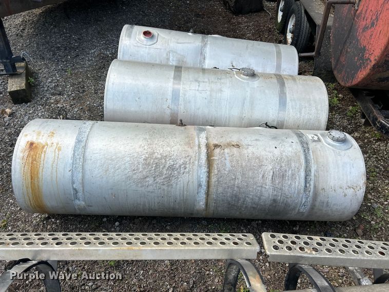 image for item FC2653 (4) Kenworth fuel tanks