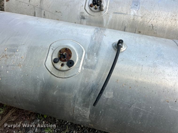 image for item FC2653 (4) Kenworth fuel tanks