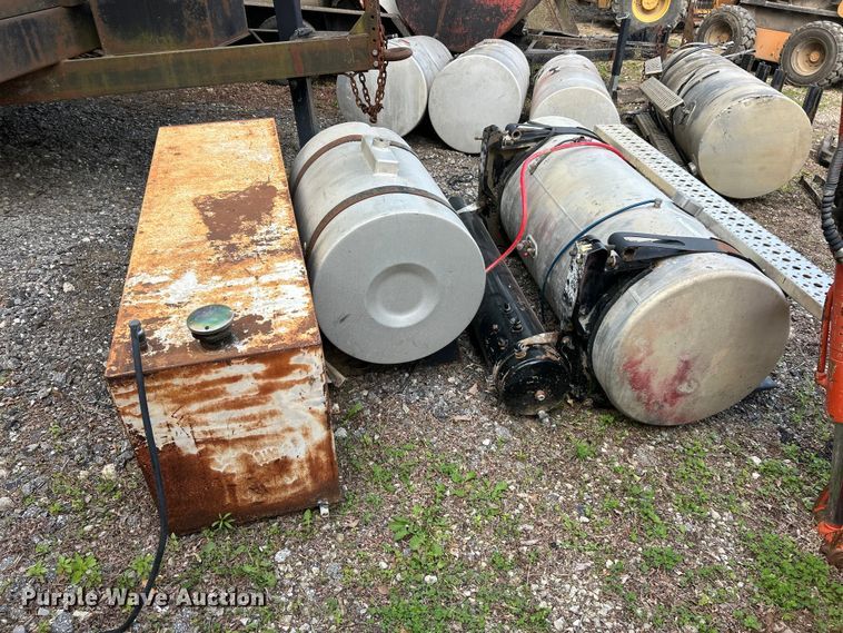 image for item FC2654 (3) fuel tanks