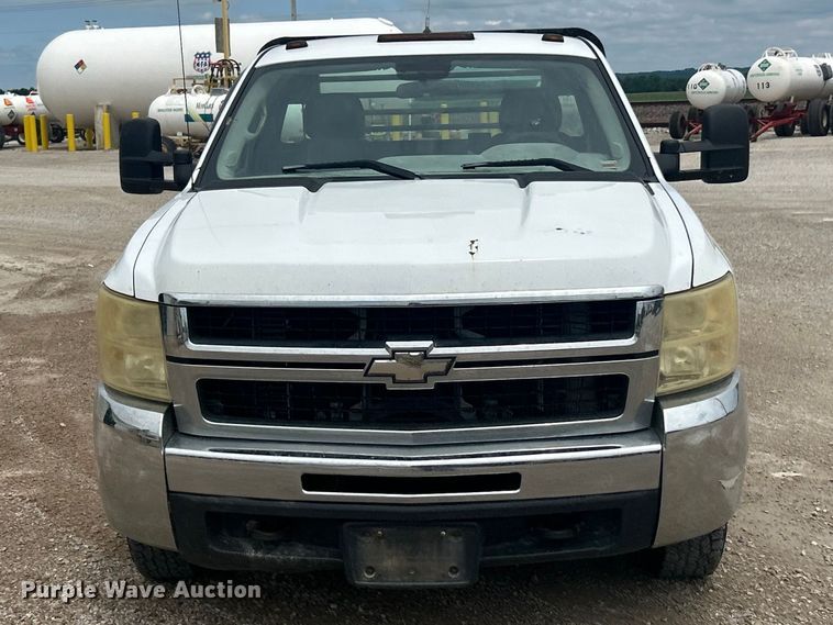 image for item FC2668 2008 Chevrolet Silverado 3500HD flatbed pickup truck