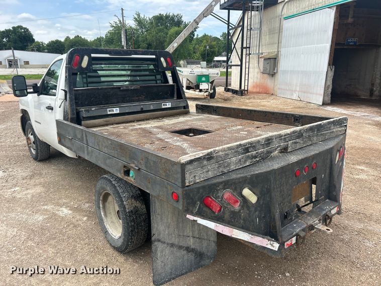 image for item FC2668 2008 Chevrolet Silverado 3500HD flatbed pickup truck