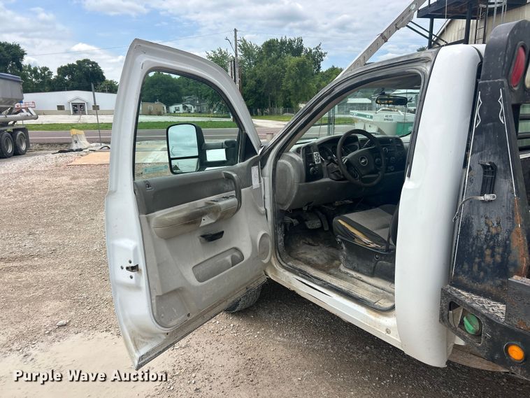 image for item FC2668 2008 Chevrolet Silverado 3500HD flatbed pickup truck