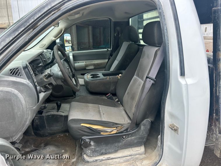 image for item FC2668 2008 Chevrolet Silverado 3500HD flatbed pickup truck