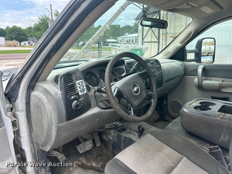 image for item FC2668 2008 Chevrolet Silverado 3500HD flatbed pickup truck
