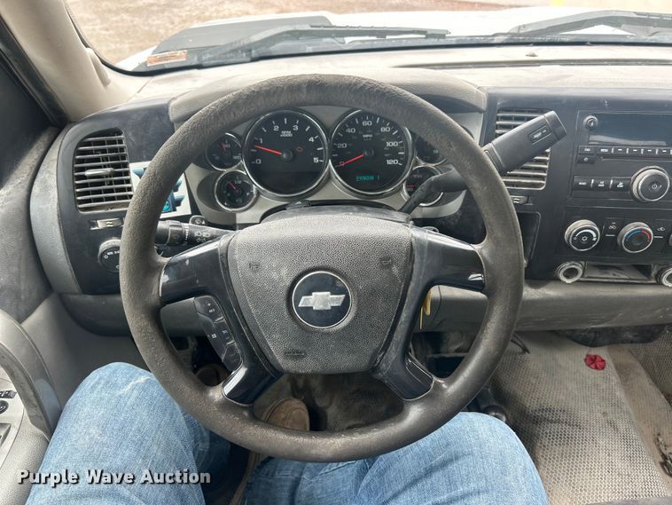 image for item FC2668 2008 Chevrolet Silverado 3500HD flatbed pickup truck