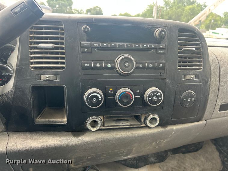 image for item FC2668 2008 Chevrolet Silverado 3500HD flatbed pickup truck