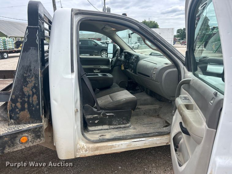 image for item FC2668 2008 Chevrolet Silverado 3500HD flatbed pickup truck