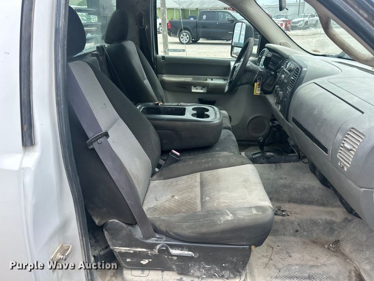 image for item FC2668 2008 Chevrolet Silverado 3500HD flatbed pickup truck