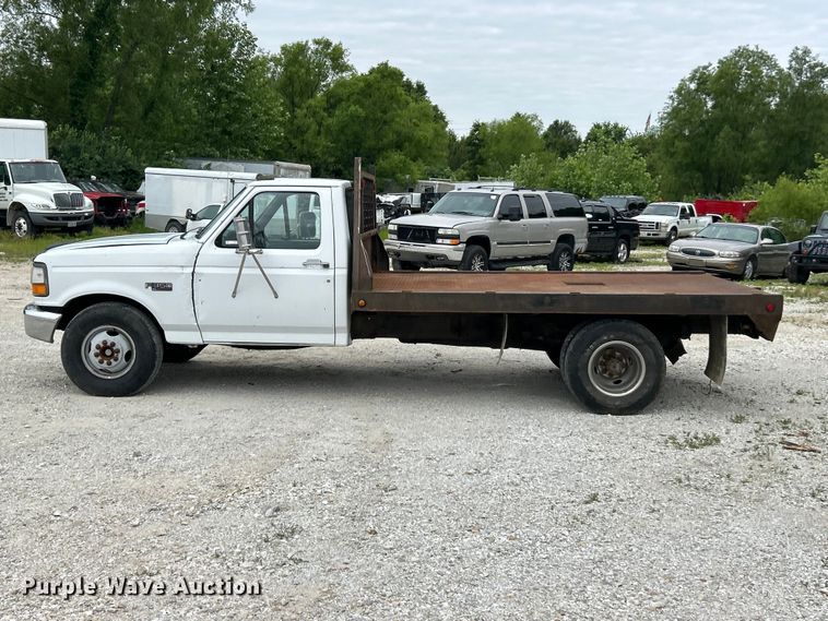 image for item FC2676 1995 Ford  F350 XL flatbed pickup truck