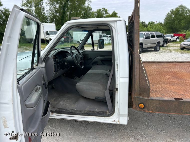 image for item FC2676 1995 Ford  F350 XL flatbed pickup truck