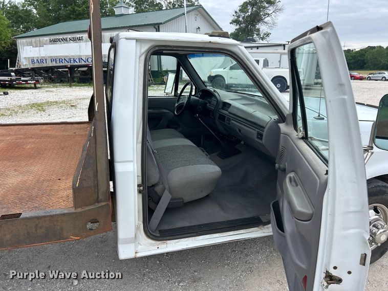 image for item FC2676 1995 Ford  F350 XL flatbed pickup truck