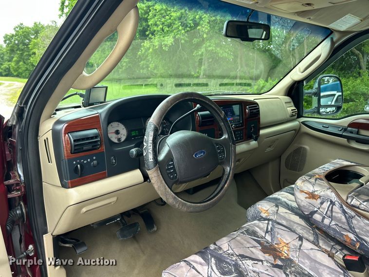 image for item FC2681 2006 Ford F350 Lariat Super Duty Crew Cab pickup truck
