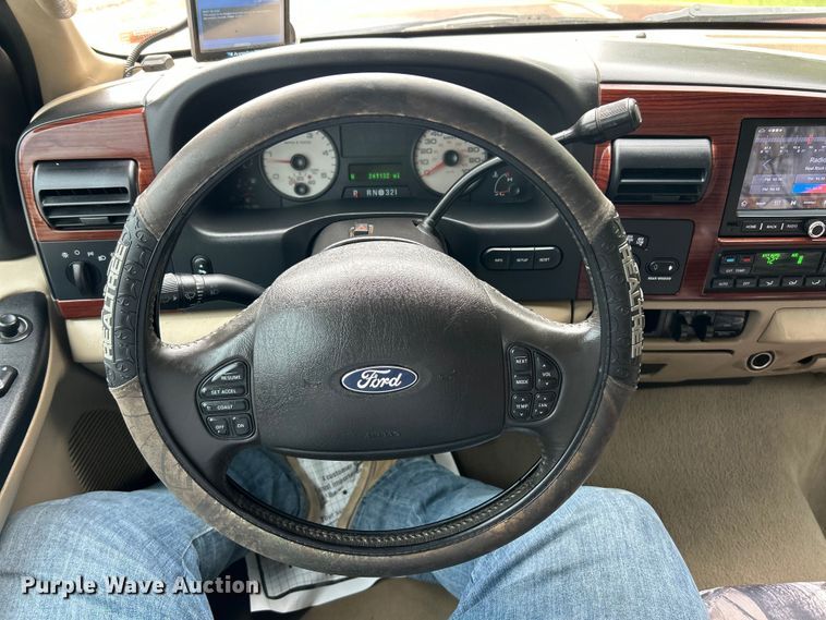 image for item FC2681 2006 Ford F350 Lariat Super Duty Crew Cab pickup truck