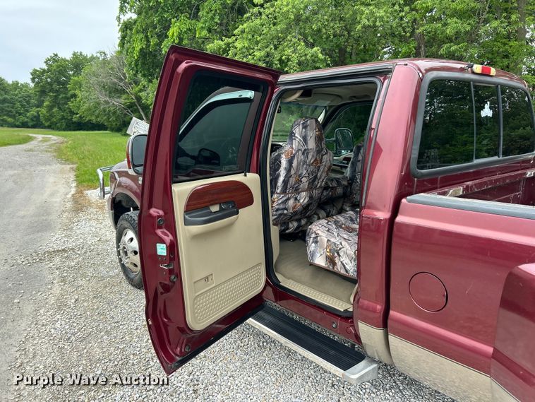 image for item FC2681 2006 Ford F350 Lariat Super Duty Crew Cab pickup truck