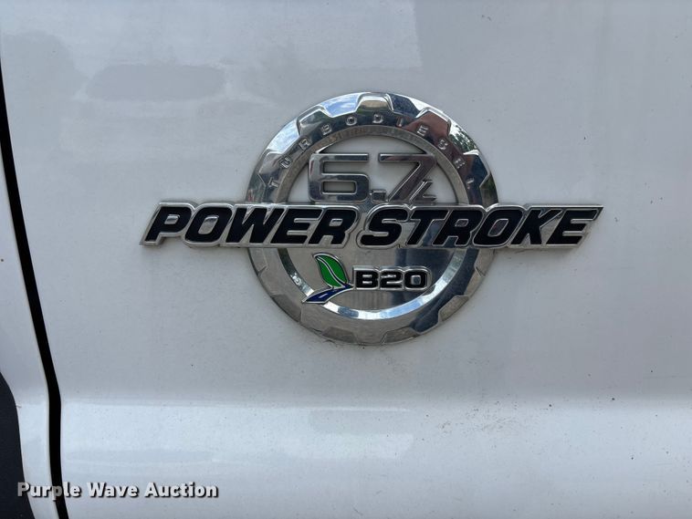 image for item FC4661 2015 Ford F550 Super Duty chipper truck