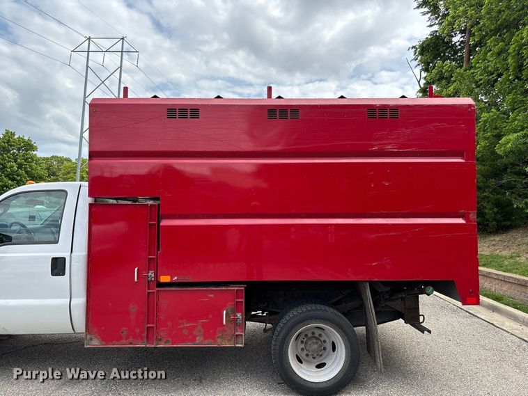 image for item FC4661 2015 Ford F550 Super Duty chipper truck