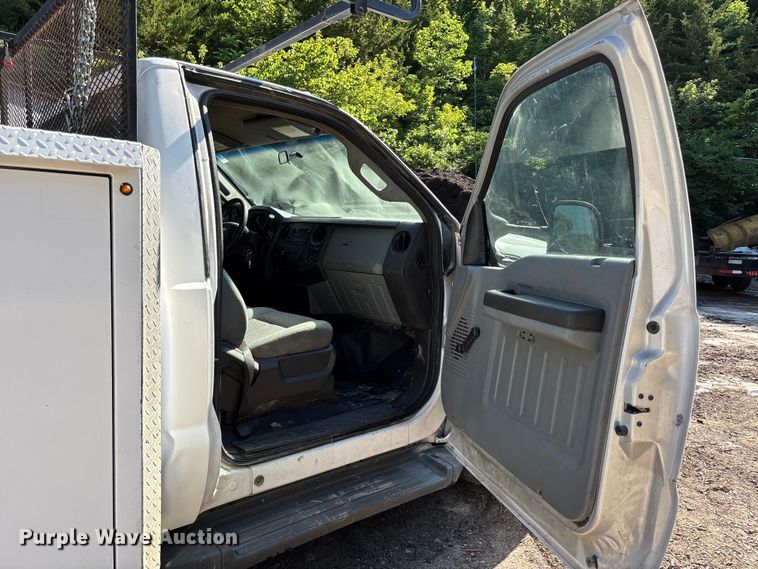 image for item FC4703 2011 Ford F350 Super Duty utility bed pickup truck