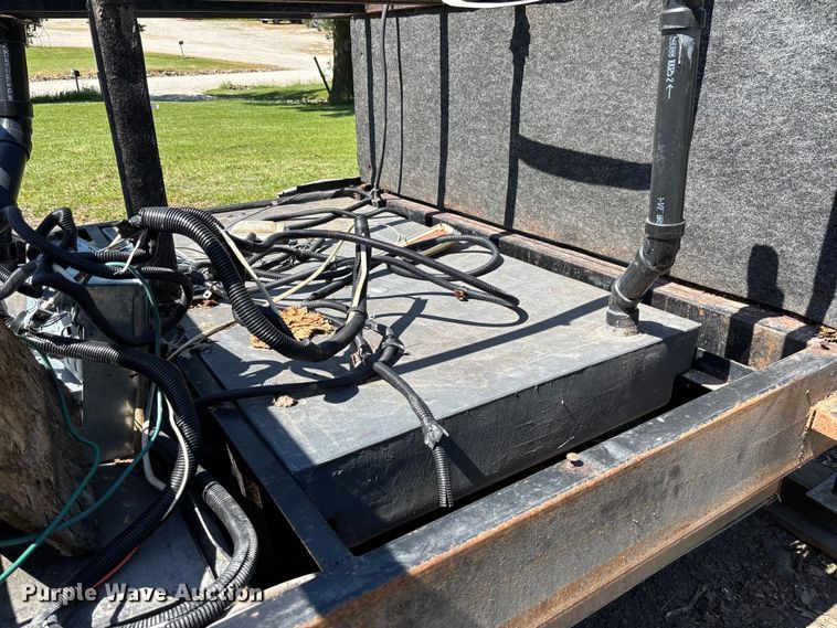image for item FC5721 1998 Coachman trailer chassis