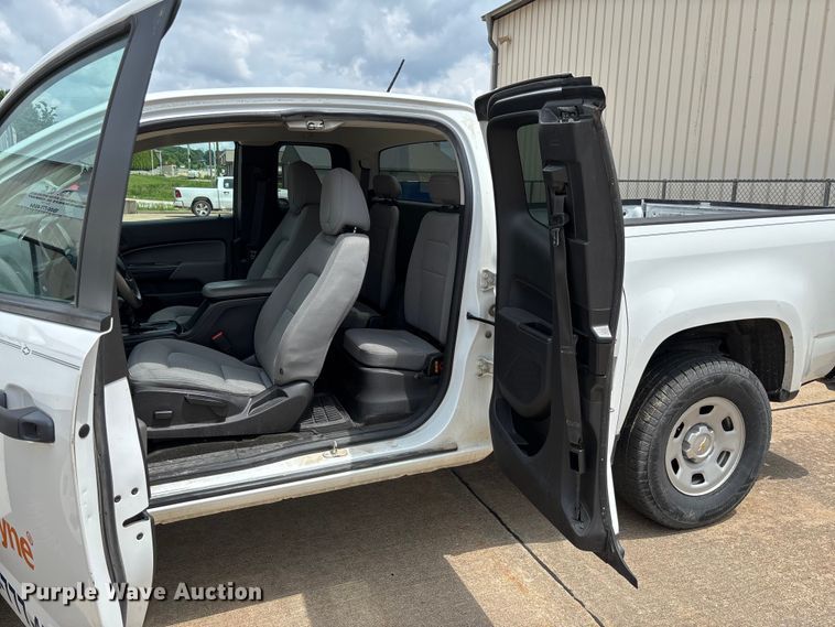 image for item FC5828 2017 Chevrolet Colorado Ext. Cab pickup truck