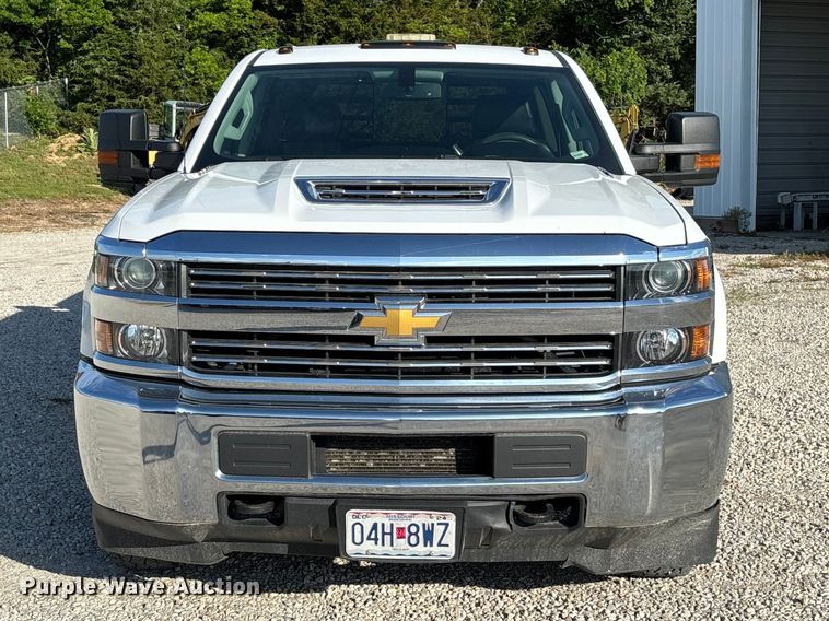 image for item FC5836 2018 Chevrolet Silverado 3500 HD Crew Cab flatbed pickup truck