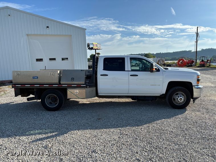 image for item FC5836 2018 Chevrolet Silverado 3500 HD Crew Cab flatbed pickup truck