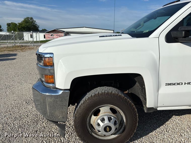 image for item FC5836 2018 Chevrolet Silverado 3500 HD Crew Cab flatbed pickup truck