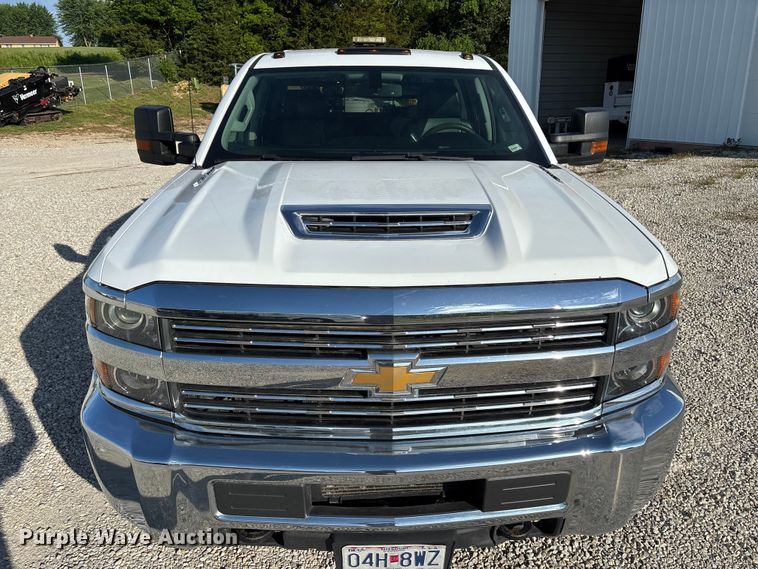 image for item FC5836 2018 Chevrolet Silverado 3500 HD Crew Cab flatbed pickup truck