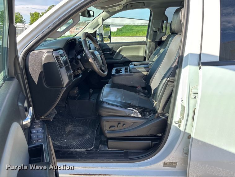 image for item FC5836 2018 Chevrolet Silverado 3500 HD Crew Cab flatbed pickup truck