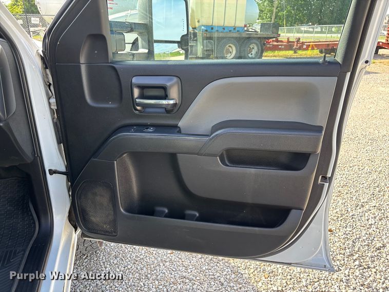 image for item FC5836 2018 Chevrolet Silverado 3500 HD Crew Cab flatbed pickup truck