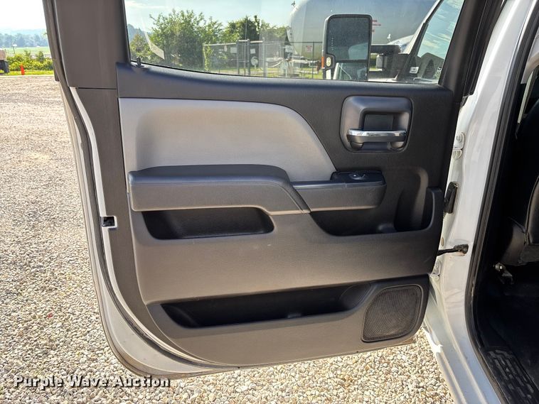 image for item FC5836 2018 Chevrolet Silverado 3500 HD Crew Cab flatbed pickup truck