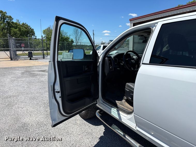 image for item FG0348 2016 RAM 2500 Heavy Duty Crew Cab pickup truck
