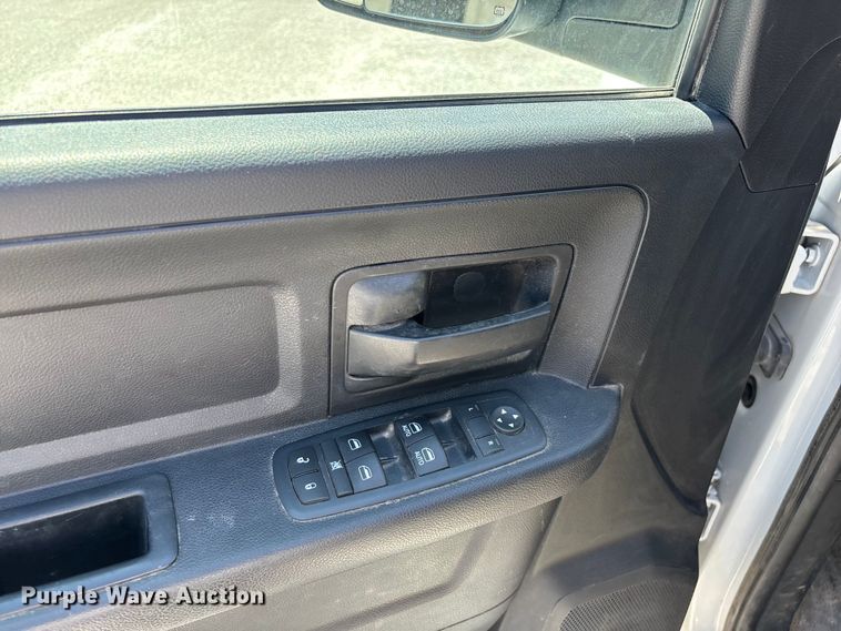 image for item FG0348 2016 RAM 2500 Heavy Duty Crew Cab pickup truck