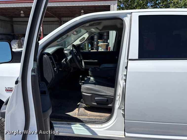 image for item FG0348 2016 RAM 2500 Heavy Duty Crew Cab pickup truck