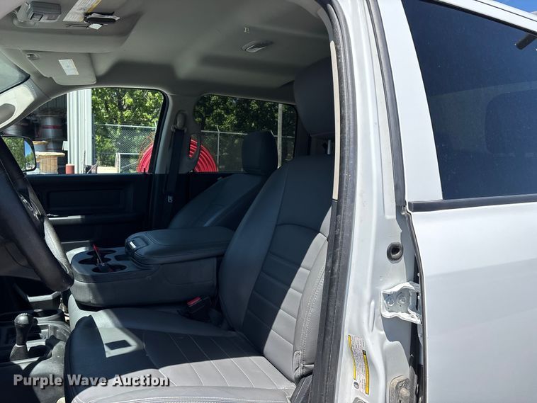 image for item FG0348 2016 RAM 2500 Heavy Duty Crew Cab pickup truck