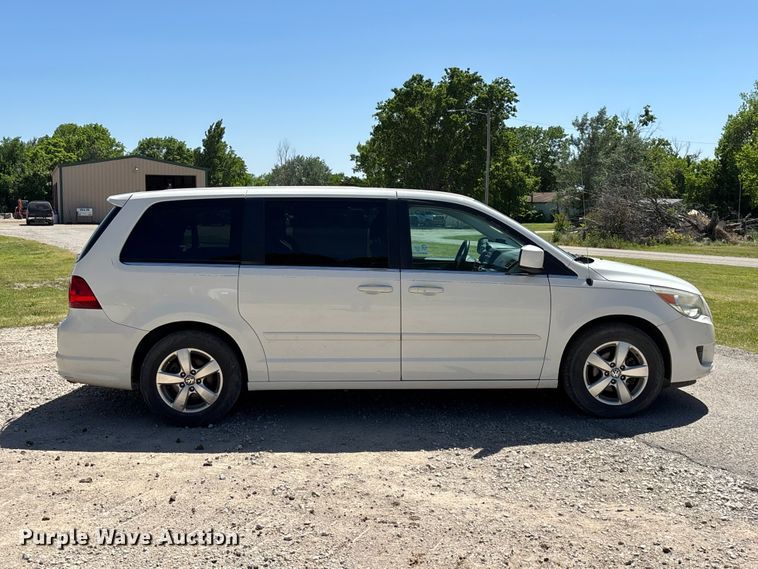 image for item FG0369 2009 Volkswagen Routan van