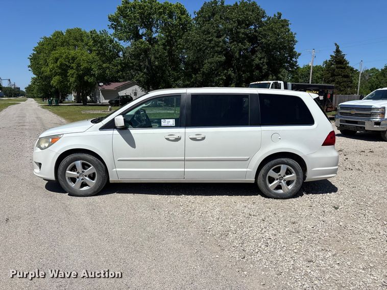 image for item FG0369 2009 Volkswagen Routan van