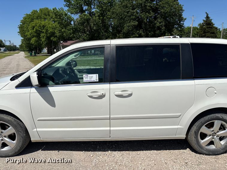 image for item FG0369 2009 Volkswagen Routan van