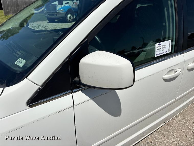 image for item FG0369 2009 Volkswagen Routan van