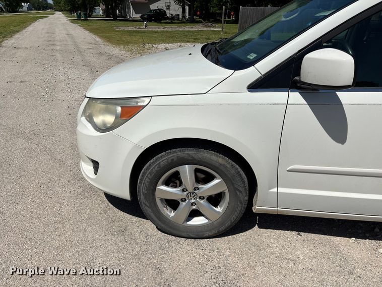 image for item FG0369 2009 Volkswagen Routan van