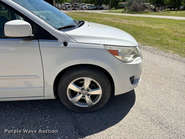 image for item FG0369 2009 Volkswagen Routan van