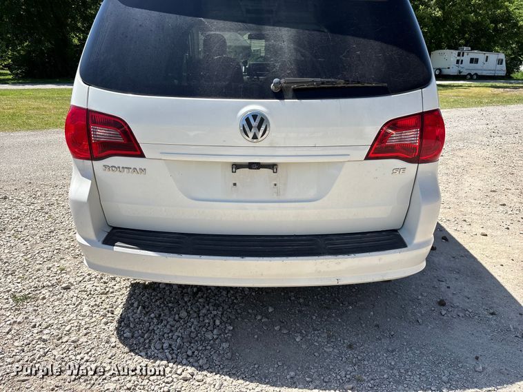 image for item FG0369 2009 Volkswagen Routan van