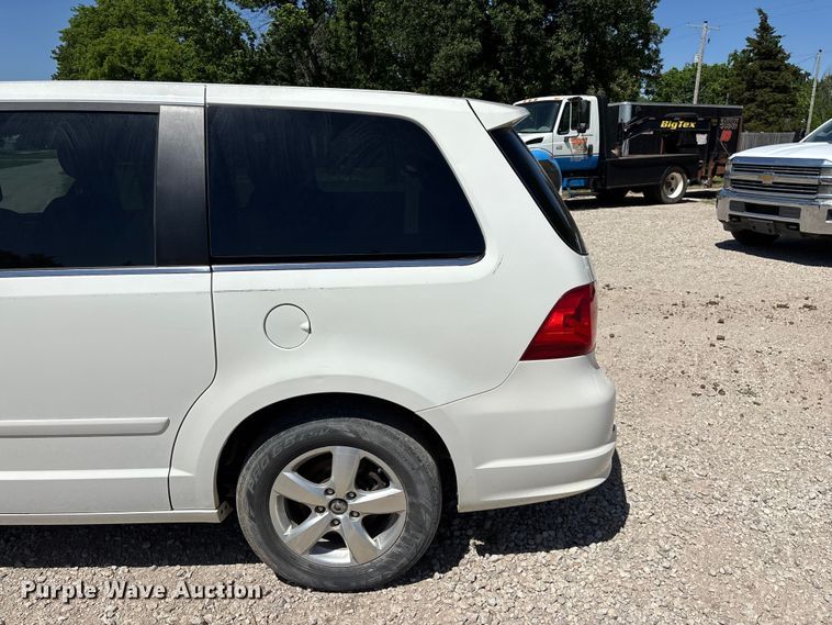 image for item FG0369 2009 Volkswagen Routan van
