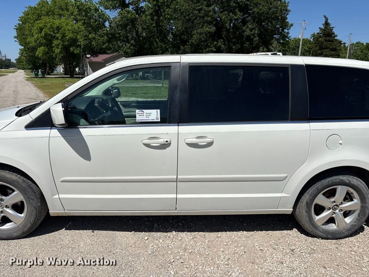image for item FG0369 2009 Volkswagen Routan van