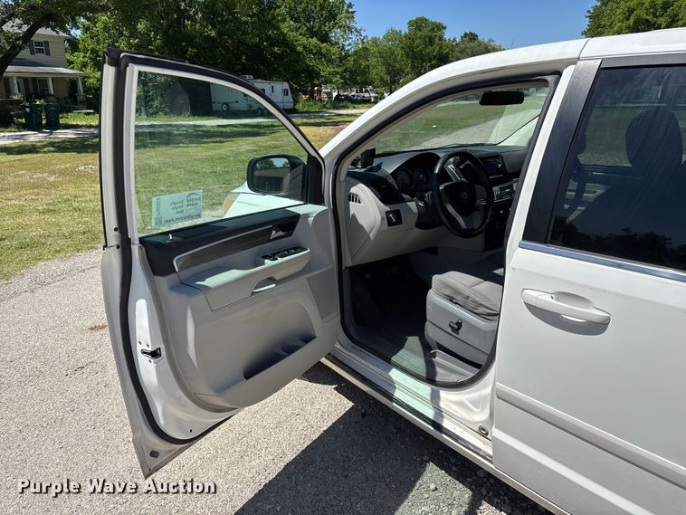 image for item FG0369 2009 Volkswagen Routan van