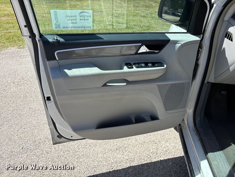 image for item FG0369 2009 Volkswagen Routan van