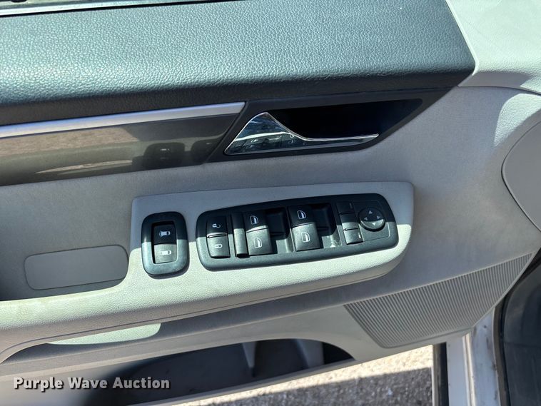 image for item FG0369 2009 Volkswagen Routan van