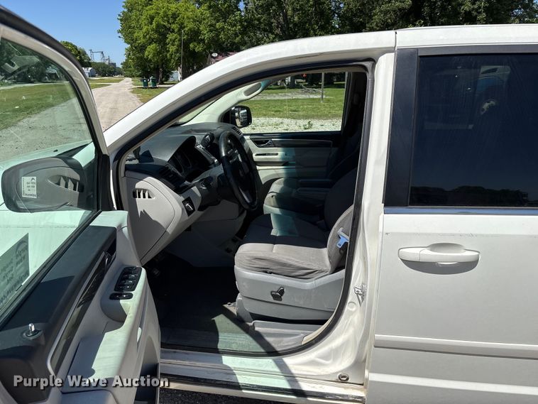 image for item FG0369 2009 Volkswagen Routan van